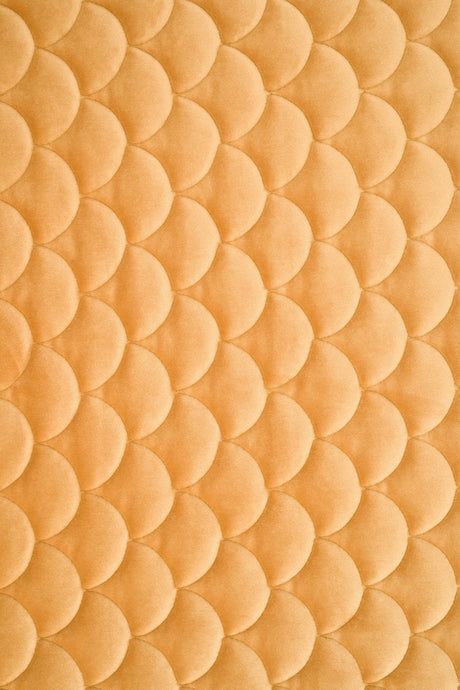 Varm honungsgul magic velvet 3D – quiltad velour med fjällmönster (bild 2 av 8)