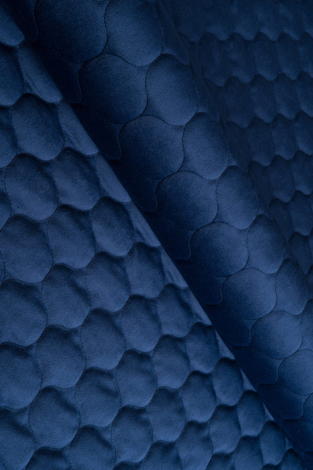 Klassisk marinblå magic velvet 3D – quiltad velour med droppmönster (bild 1 av 8)