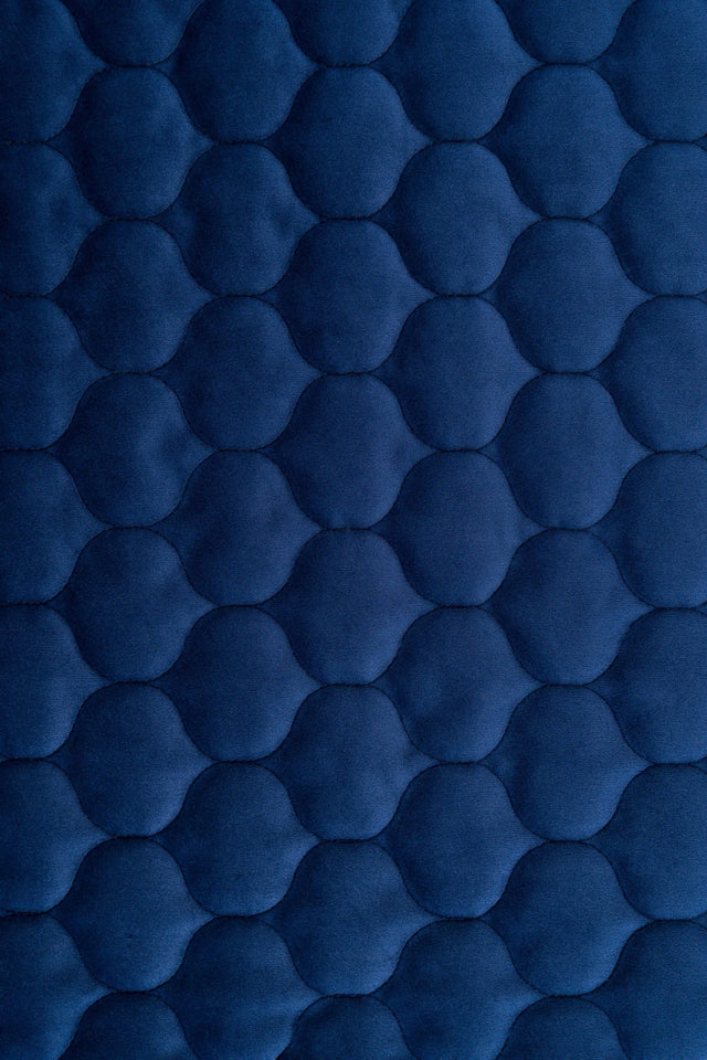 Klassisk marinblå magic velvet 3D – quiltad velour med droppmönster (bild 2 av 8)