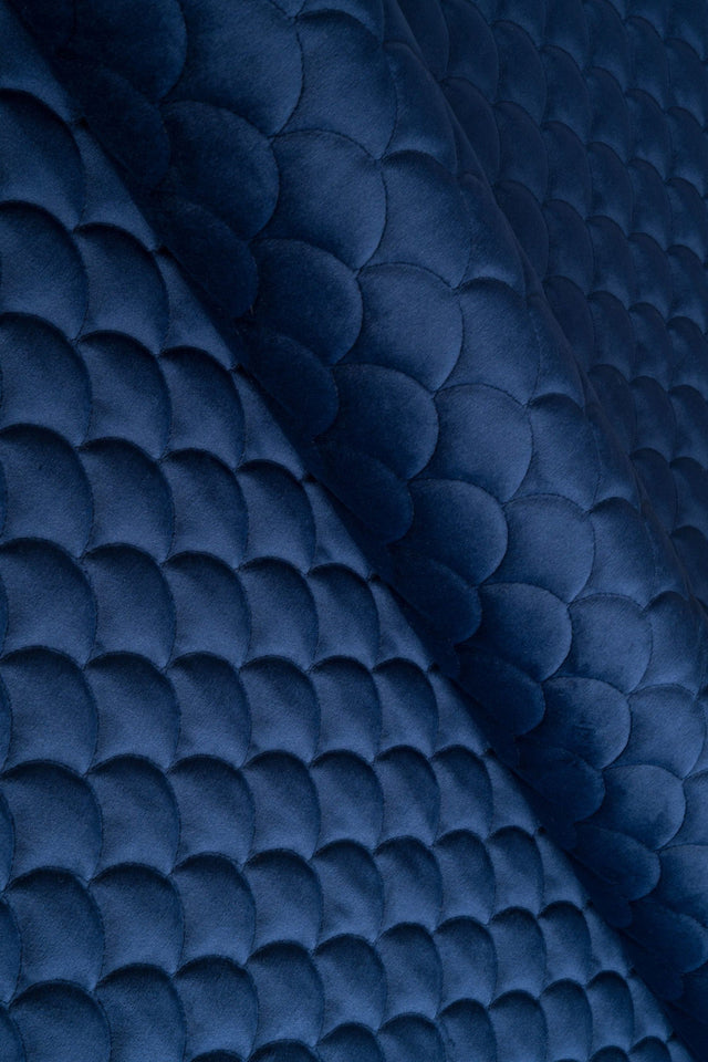 Klassisk marinblå magic velvet 3D – quiltad velour med fjällmönster (bild 1 av 8)