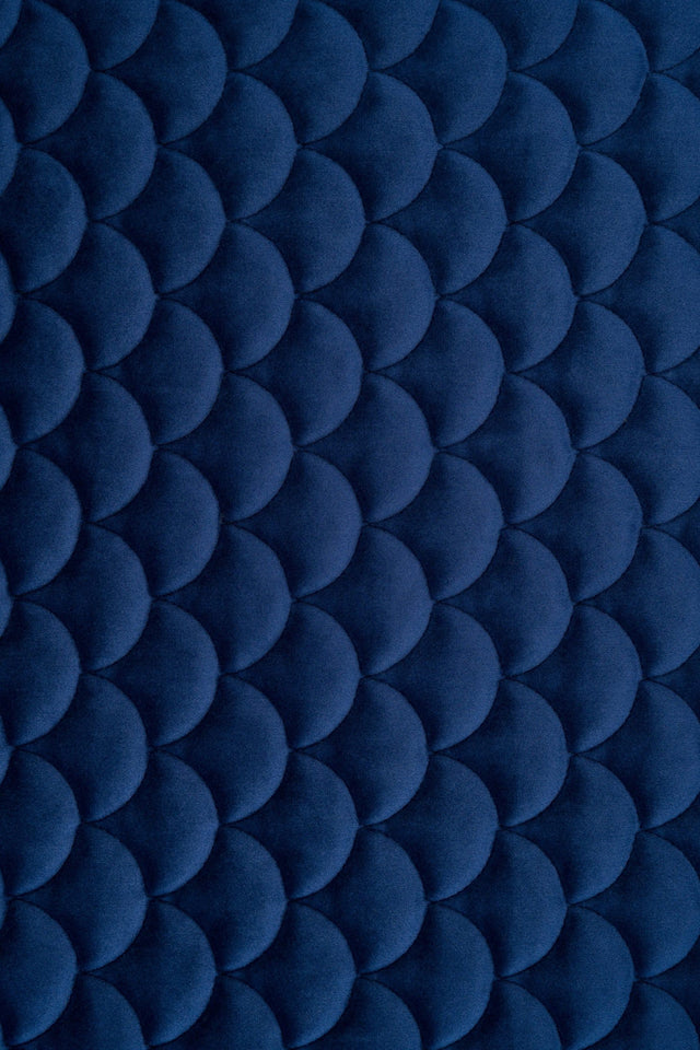 Klassisk marinblå magic velvet 3D – quiltad velour med fjällmönster (bild 2 av 8)