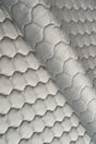 Lugn stengrå magic velvet 3D – quiltad velour med droppmönster (bild 1 av 8)