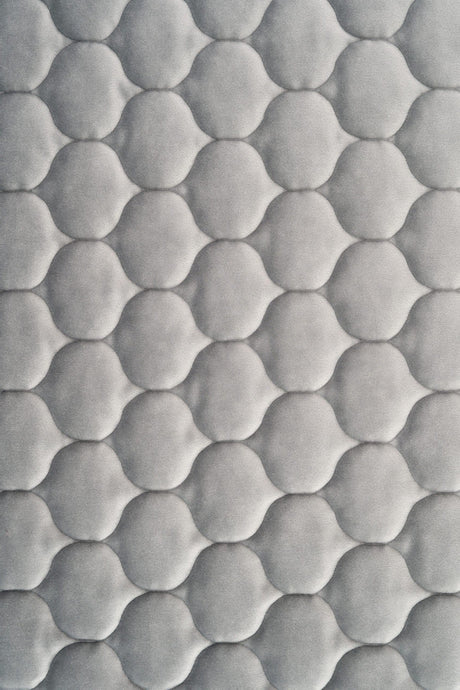 Lugn stengrå magic velvet 3D – quiltad velour med droppmönster (bild 2 av 8)