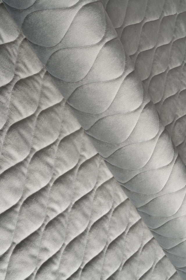 Lugn stengrå magic velvet 3D – quiltad velour med bladmönster (bild 1 av 8)