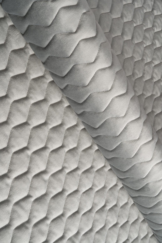 Lugn stengrå magic velvet 3D – quiltad velour med sicksackmönster (bild 1 av 8)