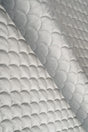Lugn stengrå magic velvet 3D – quiltad velour med fjällmönster (bild 1 av 8)