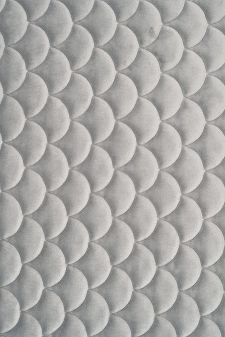 Lugn stengrå magic velvet 3D – quiltad velour med fjällmönster (bild 2 av 8)