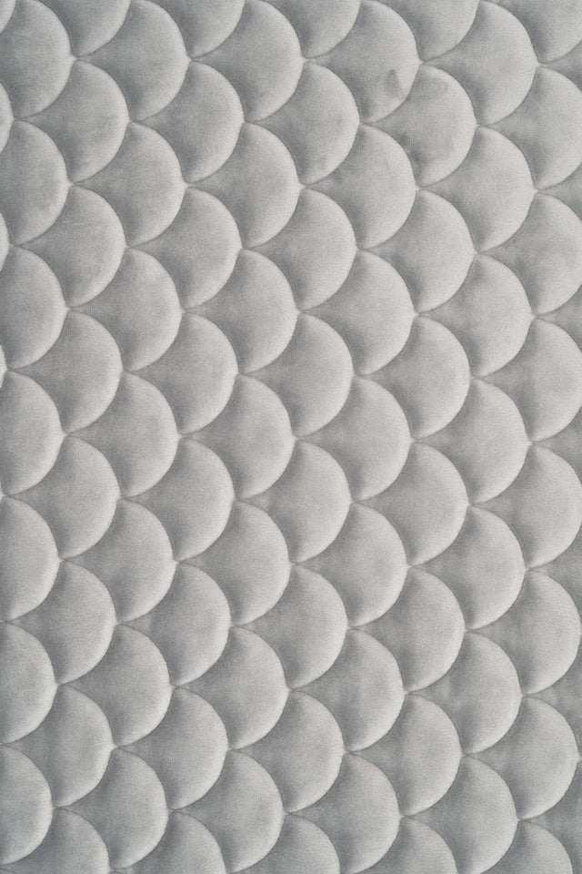 Lugn stengrå magic velvet 3D – quiltad velour med fjällmönster (bild 2 av 8)
