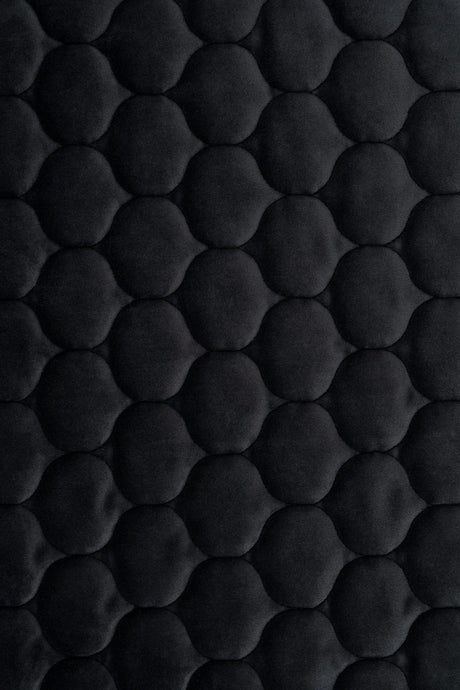Matt nattsvart magic velvet 3D – kviltad velour med droppmönster (bild 2 av 8)