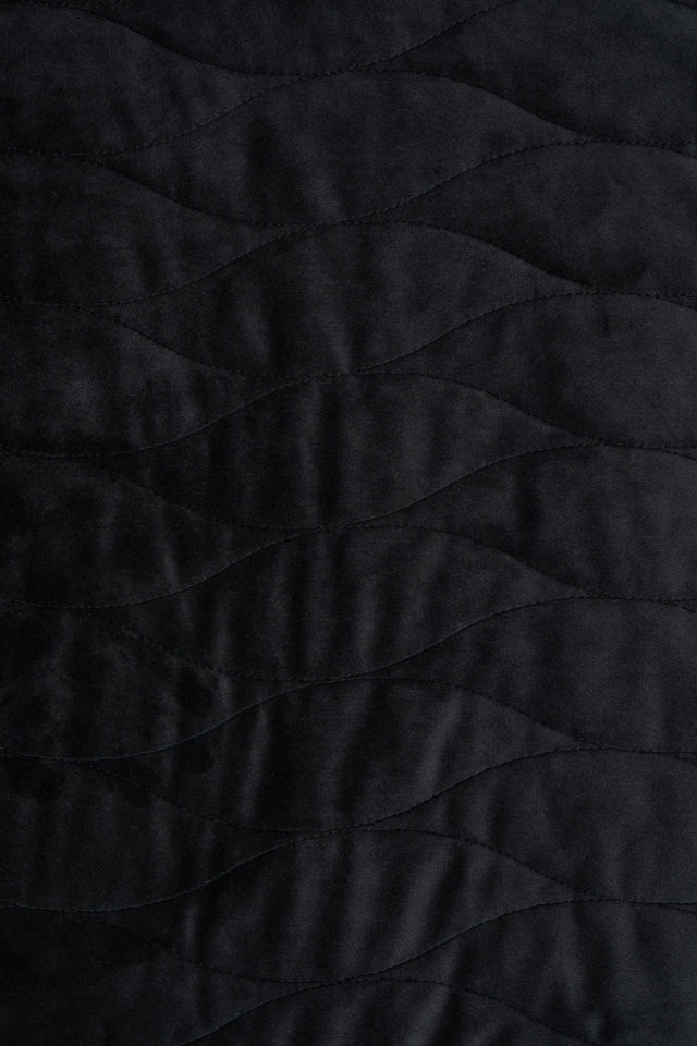 Matt nattsvart magic velvet 3D – kviltad velour med vågmönster (bild 2 av 8)