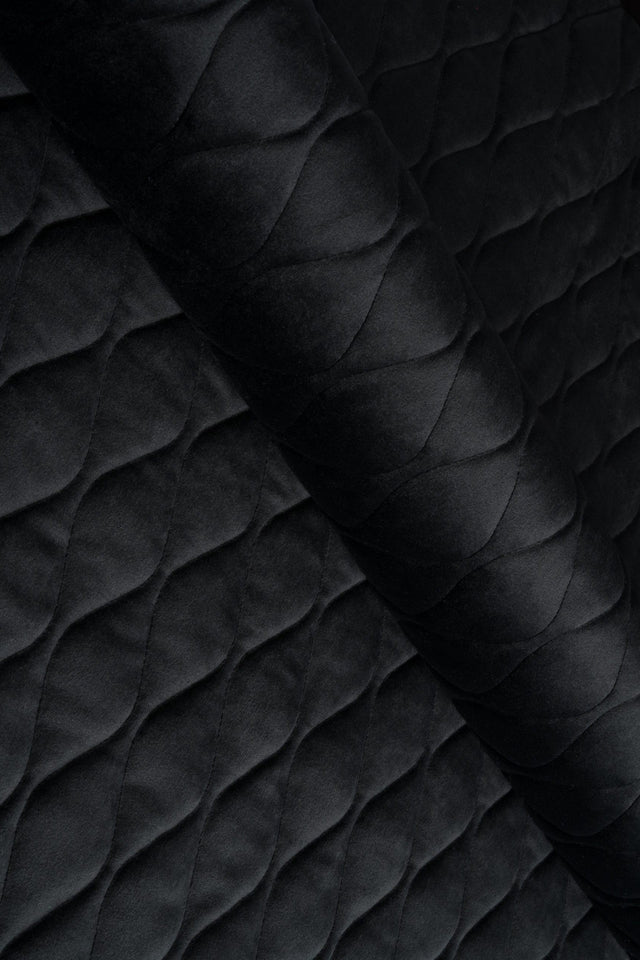 Matt nattsvart magic velvet 3D – kviltad velour med bladmönster (bild 1 av 8)