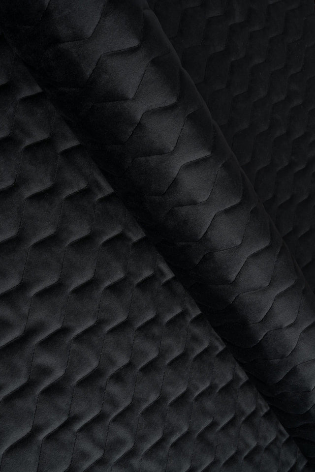 Matt nattsvart magic velvet 3D – kviltad velour med sicksackmönster (bild 1 av 8)