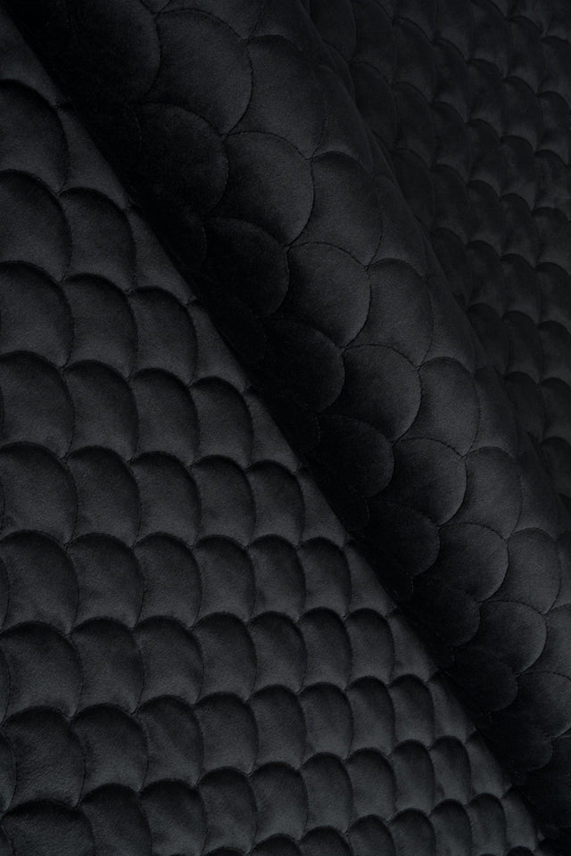 Matt nattsvart magic velvet 3D – kviltad velour med fjällmönster (bild 1 av 8)