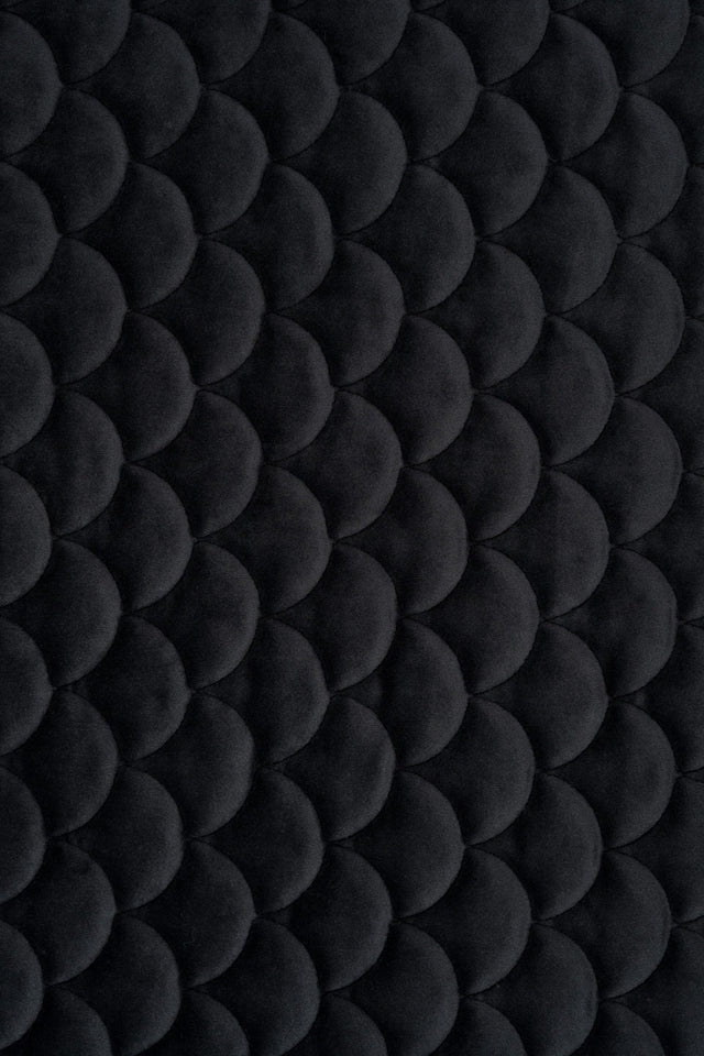 Matt nattsvart magic velvet 3D – kviltad velour med fjällmönster (bild 2 av 8)