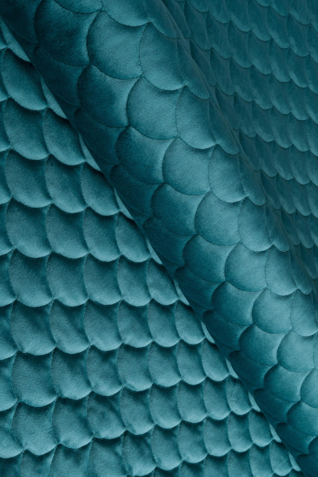 Djup lagunturkos magic velvet 3D – quiltad velour med fjällmönster (bild 1 av 8)
