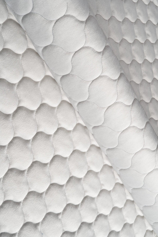 Klar snövit magic velvet 3D – quiltad velour med droppmönster (bild 1 av 8)