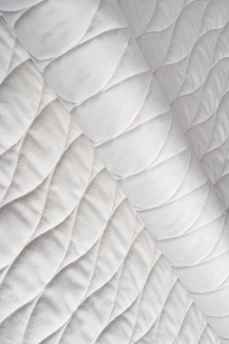 Klar snövit magic velvet 3D – quiltad velour med vågmönster (bild 1 av 8)
