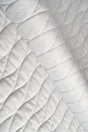 Klar snövit magic velvet 3D – quiltad velour med vågmönster (bild 1 av 8)