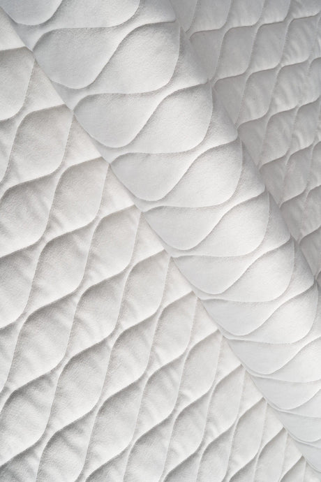 Klar snövit magic velvet 3D – quiltad velour med bladmönster (bild 1 av 8)