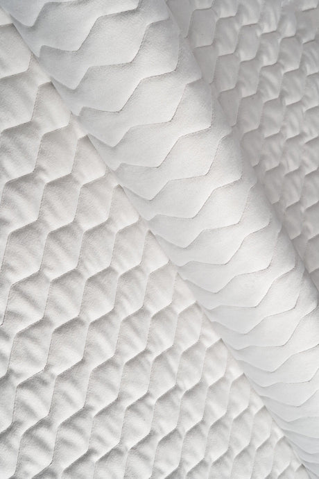 Klar snövit magic velvet 3D – quiltad velour med sicksackmönster (bild 1 av 8)