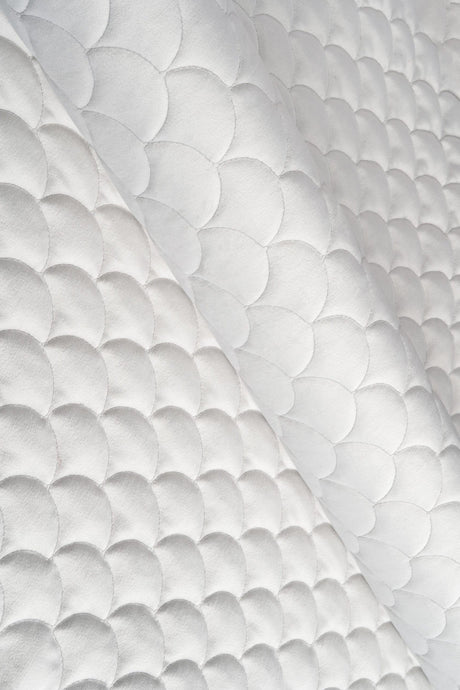 Klar snövit magic velvet 3D – quiltad velour med fjällmönster (bild 1 av 8)