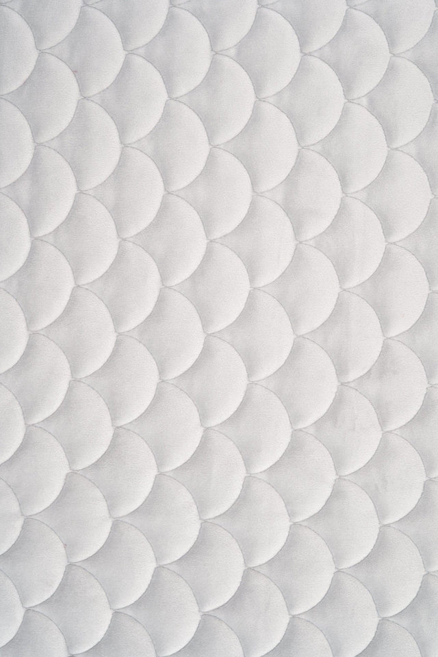 Klar snövit magic velvet 3D – quiltad velour med fjällmönster (bild 2 av 8)