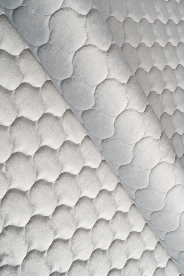 Ljus silvergrå magic velvet 3D – quiltad velour med droppmönster (bild 1 av 8)