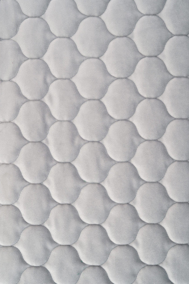 Ljus silvergrå magic velvet 3D – quiltad velour med droppmönster (bild 2 av 8)