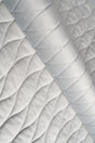 Ljus silvergrå magic velvet 3D – quiltad velour med vågmönster (bild 1 av 8)