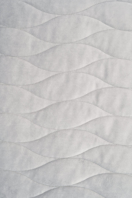 Ljus silvergrå magic velvet 3D – quiltad velour med vågmönster (bild 2 av 8)