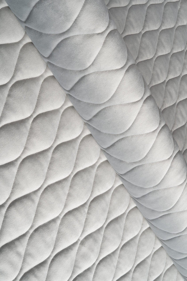 Ljus silvergrå magic velvet 3D – quiltad velour med bladmönster (bild 1 av 8)