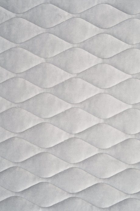 Ljus silvergrå magic velvet 3D – quiltad velour med bladmönster (bild 2 av 8)