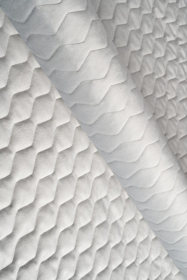 Ljus silvergrå magic velvet 3D – quiltad velour med sicksackmönster (bild 1 av 8)