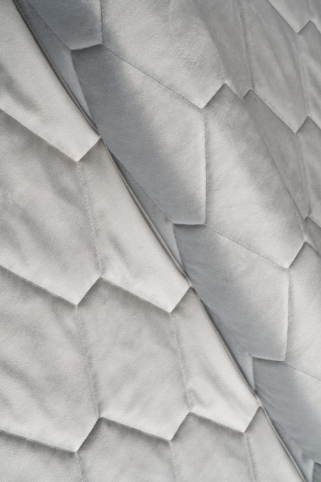 Ljus silvergrå magic velvet 3D – quiltad velour med sexkantsmönster (bild 1 av 8)