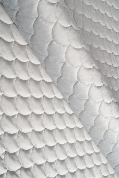 Ljus silvergrå magic velvet 3D – quiltad velour med fjällmönster (bild 1 av 8)