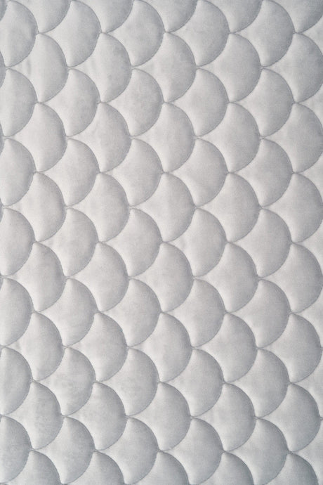Ljus silvergrå magic velvet 3D – quiltad velour med fjällmönster (bild 2 av 8)