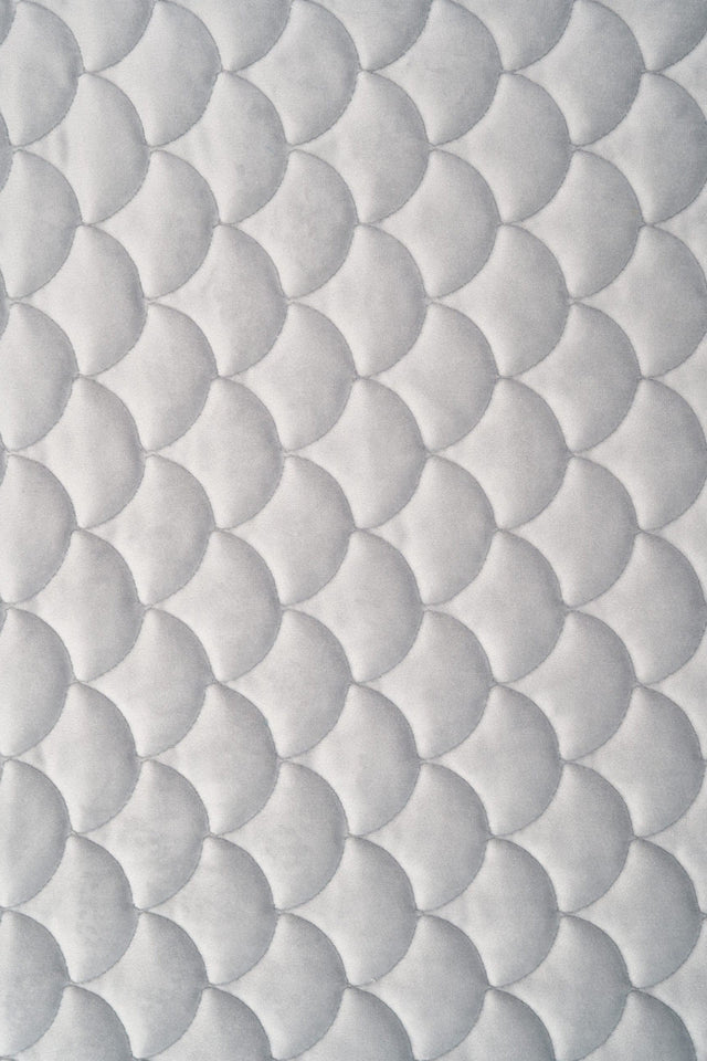 Ljus silvergrå magic velvet 3D – quiltad velour med fjällmönster (bild 2 av 8)