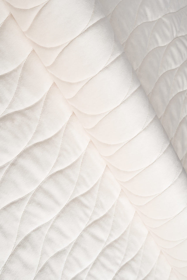 Varm elfenbensvit magic velvet 3D – quiltad velour med vågmönster (bild 1 av 8)