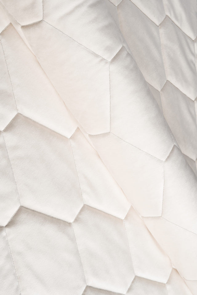 Varm elfenbensvit magic velvet 3D – quiltad velour med sexkantsmönster (bild 1 av 8)