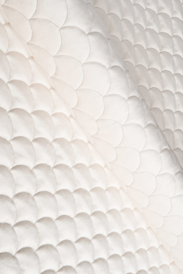 Varm elfenbensvit magic velvet 3D – quiltad velour med fjällmönster (bild 1 av 8)
