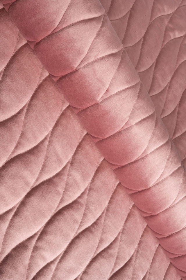 Dammig gammalrosa magic velvet 3D – quiltad velour med vågmönster (bild 1 av 8)