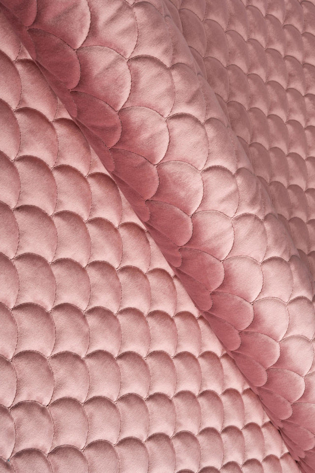 Dammig gammalrosa magic velvet 3D – quiltad velour med fjällmönster (bild 1 av 8)