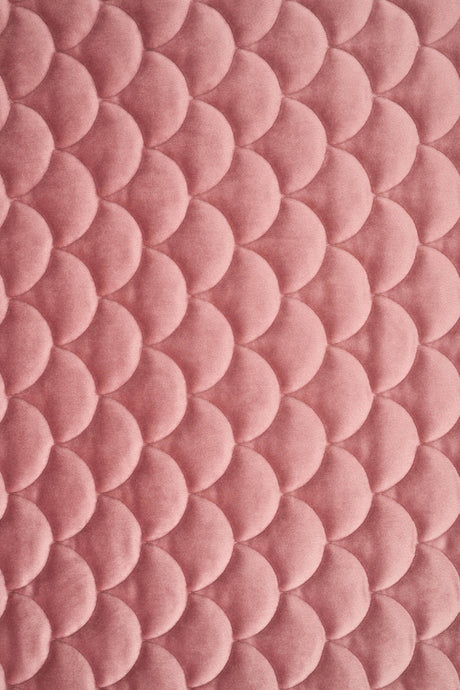 Dammig gammalrosa magic velvet 3D – quiltad velour med fjällmönster (bild 2 av 8)