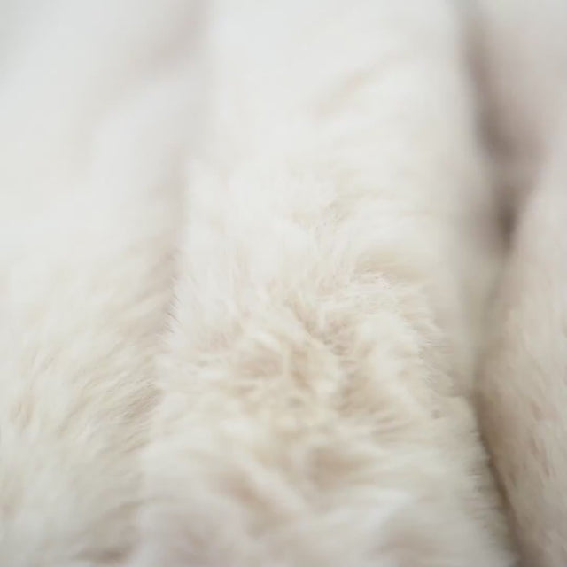 CREMEFÄRGAD BUNNY MÖBELTYG – IMITERAD PÄLS
