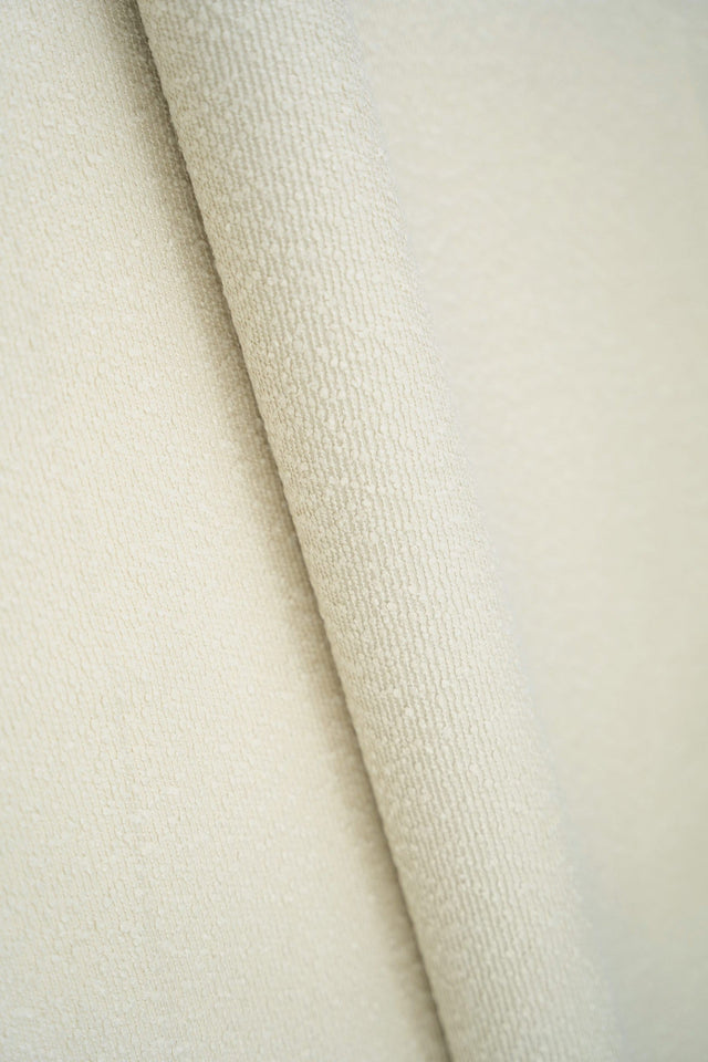 KRÄMIG LINVIT SANDU MÖBELTYG – BOUCLÉ-LOOK & BRANDHÄMMANDE