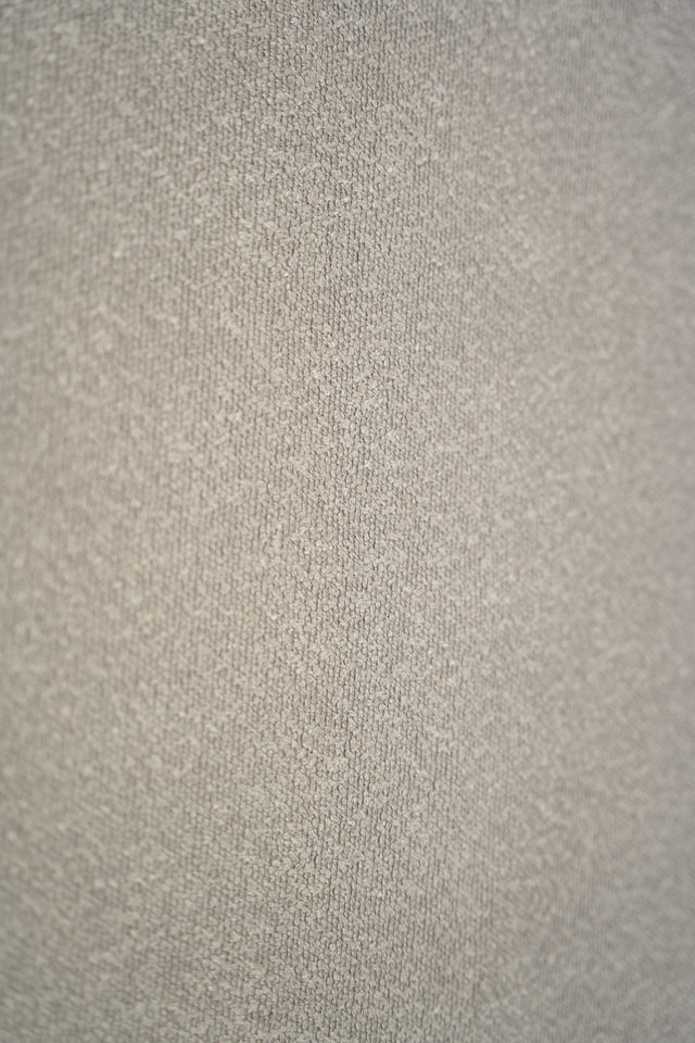 NEUTRAL TAUPEGRÅ SANDU MÖBELTYG – BOUCLÉ-LOOK & BRANDHÄMMANDE