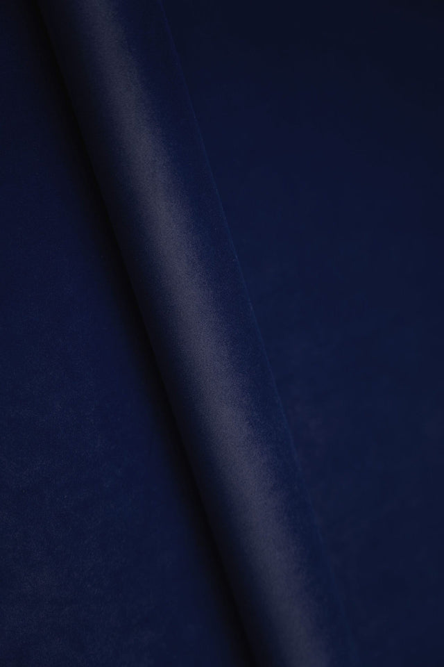 Mättad marinblå smart velvet möbelvelour – slitstark & petproof (bild 1 av 4)