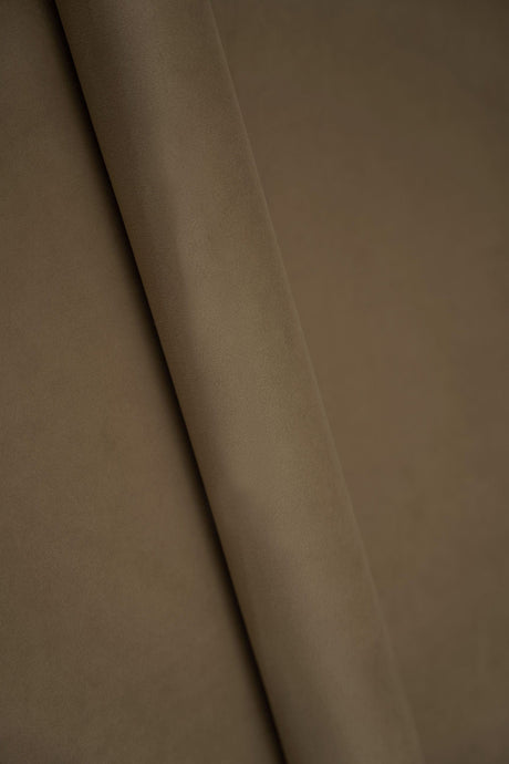 Dammig khakibrun smart velvet möbelvelour – slitstark & petproof (bild 1 av 4)