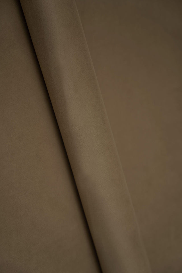 Dammig khakibrun smart velvet möbelvelour – slitstark & petproof (bild 1 av 4)
