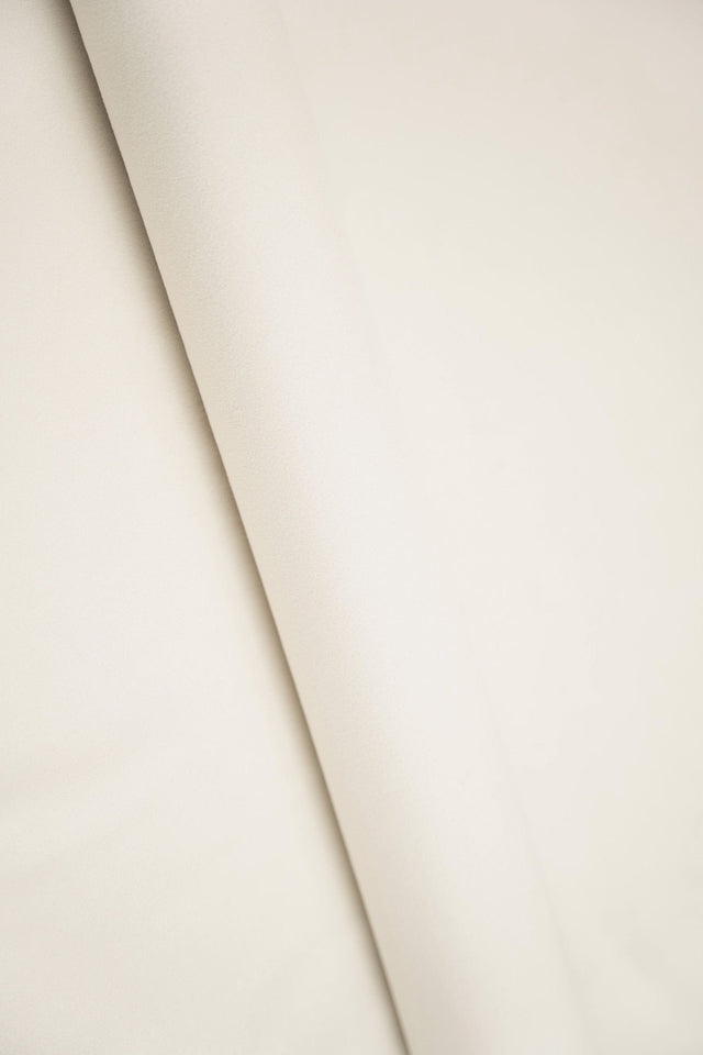 Mjuk cremevit smart velvet möbelvelour – slitstark & petproof (bild 1 av 4)
